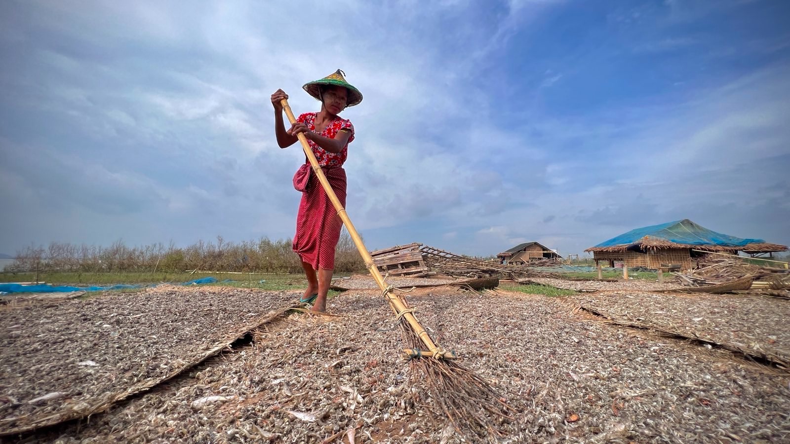 ရခိုင်ပြည်နယ်၊ စစ်တွေမြို့နယ်၊ လမ်းဘေးချောင်း ပိုက်ဆိပ် တံငါရွာတွင် နေထိုင်ပြီး ရေလုပ်ငန်းလုပ်ကိုင်သူတစ်ဦးအား ၂၀၂၃ ခုနှစ်၊ ဇွန်လ ၆ ရက်နေ့က တွေ့ရစဉ်။ (Photo: RFA)