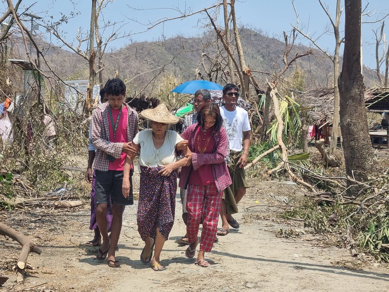 Rakhine Cyclone 4 ရခိုင်ကမ်းရိုးတန်းတစ်လျှောက်က မုန်တိုင်းဒဏ်ခံပြည်သူများကို တွေ့ရစဉ်။ (Photo: Facebook/ Wai Hun Aung)