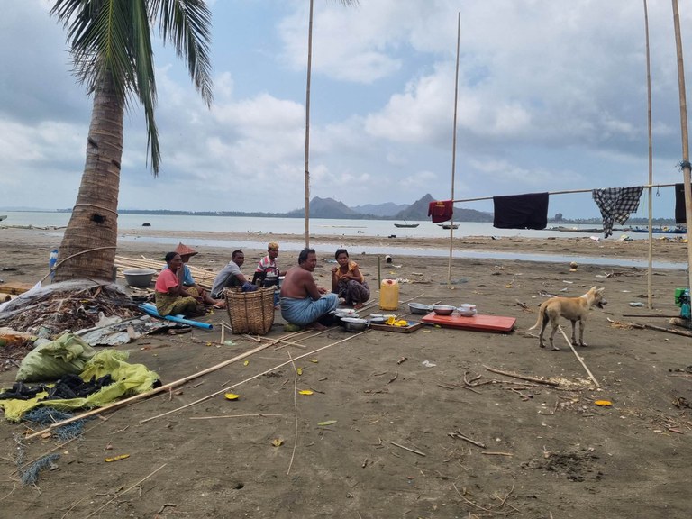 Rakhine Cyclone 5 ရခိုင်ကမ်းရိုးတန်းတစ်လျှောက်က မုန်တိုင်းဒဏ်ခံပြည်သူများကို တွေ့ရစဉ်။ (Photo: Facebook/ Wai Hun Aung)
