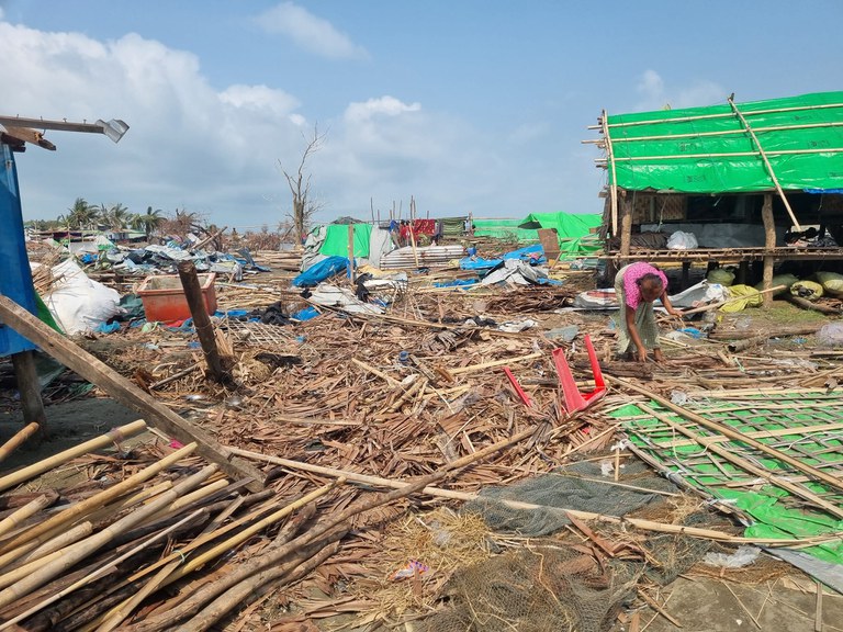 Rakhine Cyclone 6 ရခိုင်ကမ်းရိုးတန်းတစ်လျှောက်က မုန်တိုင်းဒဏ်ခံပြည်သူများကို တွေ့ရစဉ်။ (Photo: Facebook/ Wai Hun Aung)