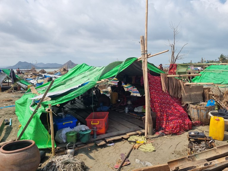 Rakhine Cyclone 7 ရခိုင်ကမ်းရိုးတန်းတစ်လျှောက်က မုန်တိုင်းဒဏ်ခံပြည်သူများကို တွေ့ရစဉ်။ (Photo: Facebook/ Wai Hun Aung)