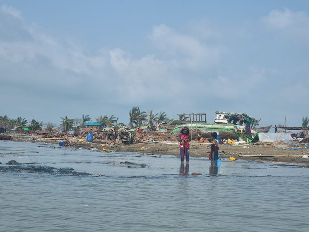 ရခိုင်ကမ်းရိုးတန်းတလျှောက်က မုန်တိုင်းဒဏ်ခံပြည်သူများ