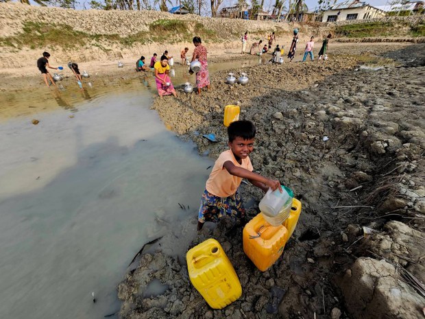တစ်နာရီအတွင်း ရေအလုအယက်ခပ်နေရတဲ့ ရသေ့တောင်မြို့