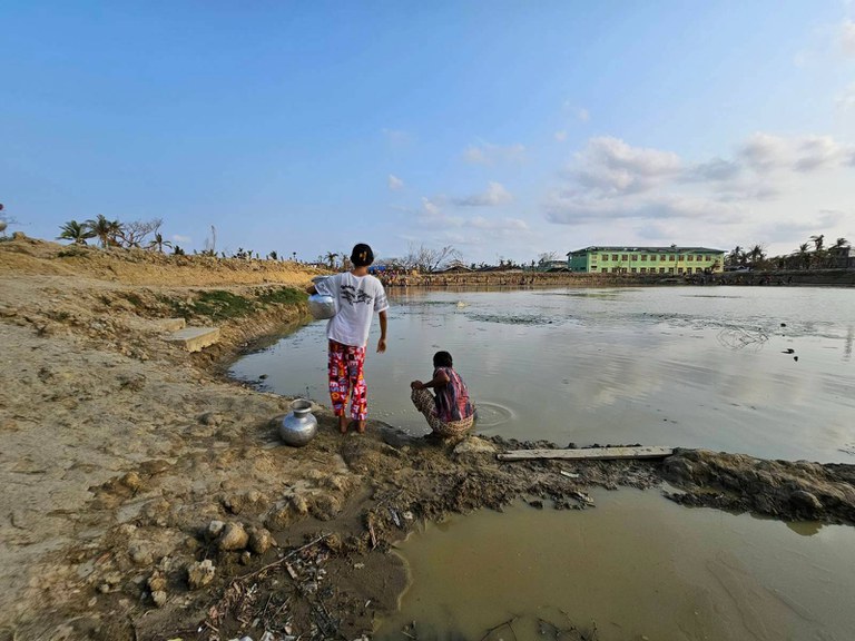 ရသေ့တောင်မြို့၊ ပြည်တော်သာကန်နှင့် မိုးရေဝင်ထားသည့်ကန်အချို့တွင် ညနေပိုင်း ရေခပ်ဆင်းနေကြသည်ကို ၂၀၂၃ ခုနှစ်၊ မေလ ၂၅ ရက်က တွေ့ရစဉ်။ Photo: RFA
