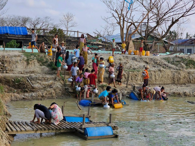 ရသေ့တောင်မြို့၊ ပြည်တော်သာကန်နှင့် မိုးရေဝင်ထားသည့်ကန်အချို့တွင် ညနေပိုင်း ရေခပ်ဆင်းနေကြသည်ကို ၂၀၂၃ ခုနှစ်၊ မေလ ၂၅ ရက်က တွေ့ရစဉ်။ Photo: RFA