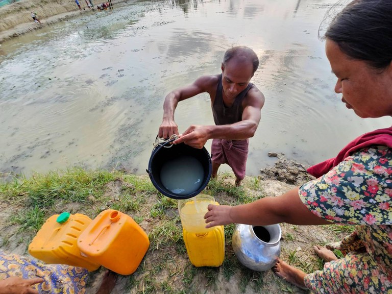 ရသေ့တောင်မြို့၊ ပြည်တော်သာကန်နှင့် မိုးရေဝင်ထားသည့်ကန်အချို့တွင် ညနေပိုင်း ရေခပ်ဆင်းနေကြသည်ကို ၂၀၂၃ ခုနှစ်၊ မေလ ၂၅ ရက်က တွေ့ရစဉ်။  Photo: RFA