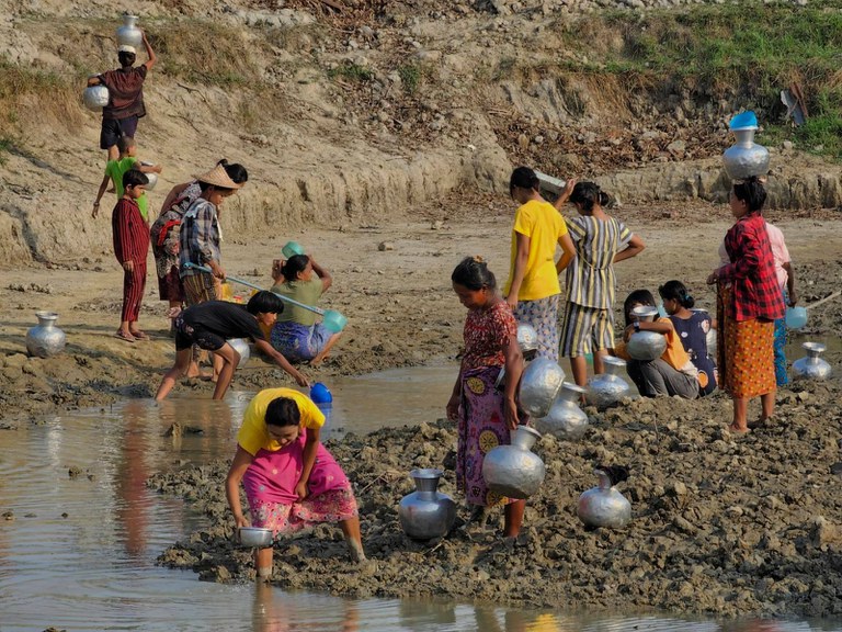 ရသေ့တောင်မြို့၊ ပြည်တော်သာကန်နှင့် မိုးရေဝင်ထားသည့်ကန်အချို့တွင် ညနေပိုင်း ရေခပ်ဆင်းနေကြသည်ကို ၂၀၂၃ ခုနှစ်၊ မေလ ၂၅ ရက်က တွေ့ရစဉ်။ Photo: RFA