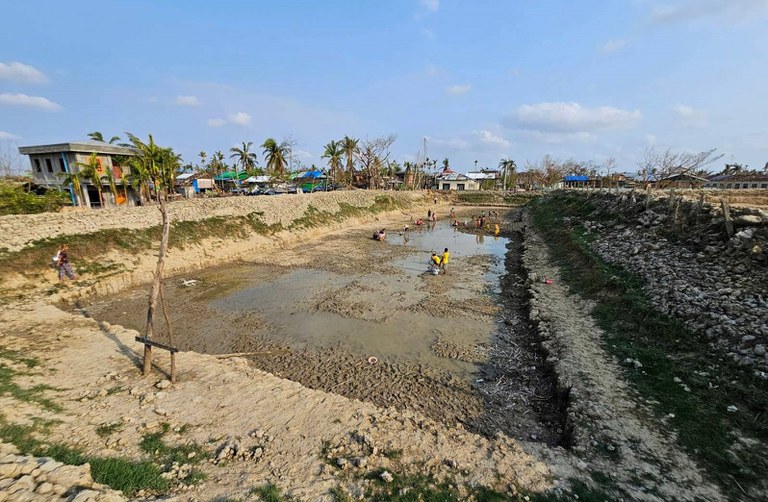 ရသေ့တောင်မြို့၊ ပြည်တော်သာကန်နှင့် မိုးရေဝင်ထားသည့်ကန်အချို့တွင် ညနေပိုင်း ရေခပ်ဆင်းနေကြသည်ကို ၂၀၂၃ ခုနှစ်၊ မေလ ၂၅ ရက်က တွေ့ရစဉ်။ Photo: RFA