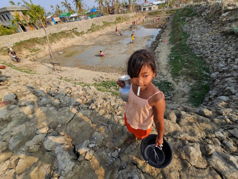 ရသေ့တောင်မြို့၊ ပြည်တော်သာကန်နှင့် မိုးရေဝင်ထားသည့်ကန်အချို့တွင် ညနေပိုင်း ရေခပ်ဆင်းနေကြသည်ကို ၂၀၂၃ ခုနှစ်၊ မေလ ၂၅ ရက်က တွေ့ရစဉ်။ Photo: RFA