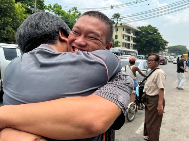 released-prisoner-insein-4