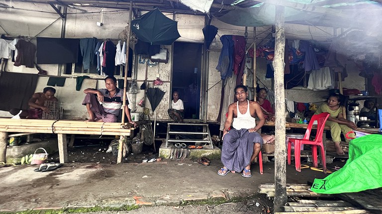 စစ်တွေမြို့ ဗုဒ္ဓေါမော်ဘုန်ကြီးကျောင်း စစ်ဘေးဒုက္ခသည်စခန်းရှိ ဒုက္ခသည်များအား ၂၀၂၃ ခုနှစ် အောက်တိုဘာ ၁၁ ရက်နေ့က တွေ့ရစဉ်။ (Photo: RFA)