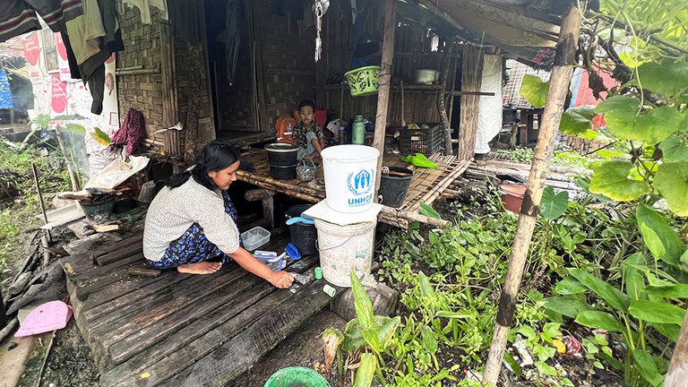 စစ်တွေမြို့ ဗုဒ္ဓေါမော်ဘုန်ကြီးကျောင်း စစ်ဘေးဒုက္ခသည်စခန်းရှိ ဒုက္ခသည်များအား ၂၀၂၃ ခုနှစ် အောက်တိုဘာ ၁၁ ရက်နေ့က တွေ့ရစဉ်။ (Photo: RFA)