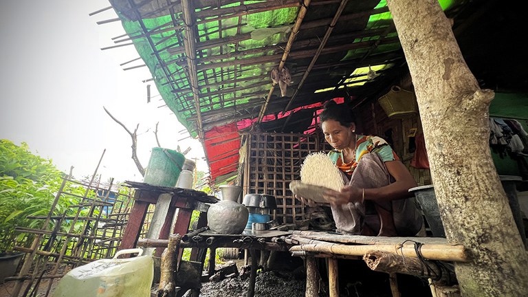 စစ်တွေမြို့ ဗုဒ္ဓေါမော်ဘုန်ကြီးကျောင်း စစ်ဘေးဒုက္ခသည်စခန်းရှိ ဒုက္ခသည်များအား ၂၀၂၃ ခုနှစ် အောက်တိုဘာ ၁၁ ရက်နေ့က တွေ့ရစဉ်။ (Photo: RFA)