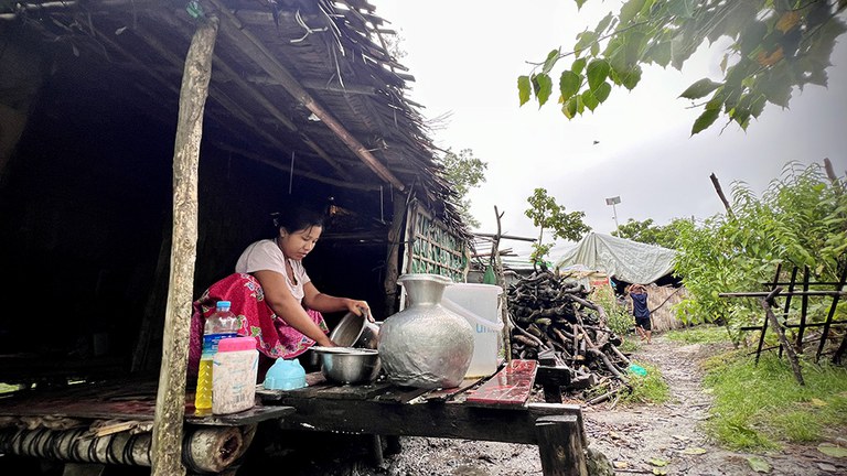စစ်တွေမြို့ ဗုဒ္ဓေါမော်ဘုန်ကြီးကျောင်း စစ်ဘေးဒုက္ခသည်စခန်းရှိ ဒုက္ခသည်များအား ၂၀၂၃ ခုနှစ် အောက်တိုဘာ ၁၁ ရက်နေ့က တွေ့ရစဉ်။ (Photo: RFA)