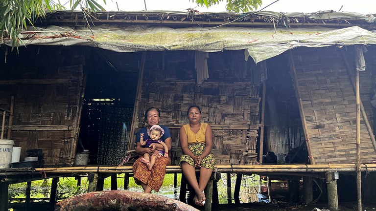 စစ်တွေမြို့ ဗုဒ္ဓေါမော်ဘုန်ကြီးကျောင်း စစ်ဘေးဒုက္ခသည်စခန်းရှိ ဒုက္ခသည်များအား ၂၀၂၃ ခုနှစ် အောက်တိုဘာ ၁၁ ရက်နေ့က တွေ့ရစဉ်။ (Photo: RFA)
