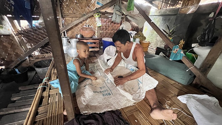 စစ်တွေမြို့ ဗုဒ္ဓေါမော်ဘုန်ကြီးကျောင်း စစ်ဘေးဒုက္ခသည်စခန်းရှိ ဒုက္ခသည်များအား ၂၀၂၃ ခုနှစ် အောက်တိုဘာ ၁၁ ရက်နေ့က တွေ့ရစဉ်။ (Photo: RFA)