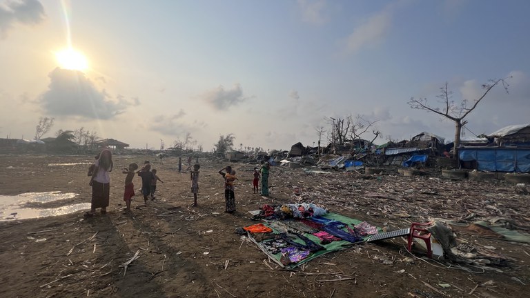 မိုခါ ဆိုင်ကလုန်းမုန်တိုင်းကြောင့် ပျက်စီးသွားသည့် ရခိုင်ပြည်နယ် စစ်တွေမြို့နယ် ဒါးပိုင် ရိုဟင်ဂျာဒုက္ခသည်စခန်းကို ၂၀၂၃ ခုနှစ် မေလ ၁၇ ရက်နေ့က တွေ့ရစဉ်။ (Photo: RFA)