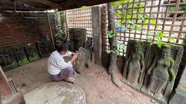 ရပ်တည်ရေး ခက်ခဲနေတဲ့ ရခိုင် ကျောက်ဆစ်ပန်းပုလုပ်ငန်း ရပ်တည်ရေး ခက်ခဲနေတဲ့ ရခိုင် ကျောက်ဆစ်ပန်းပုလုပ်ငန်း