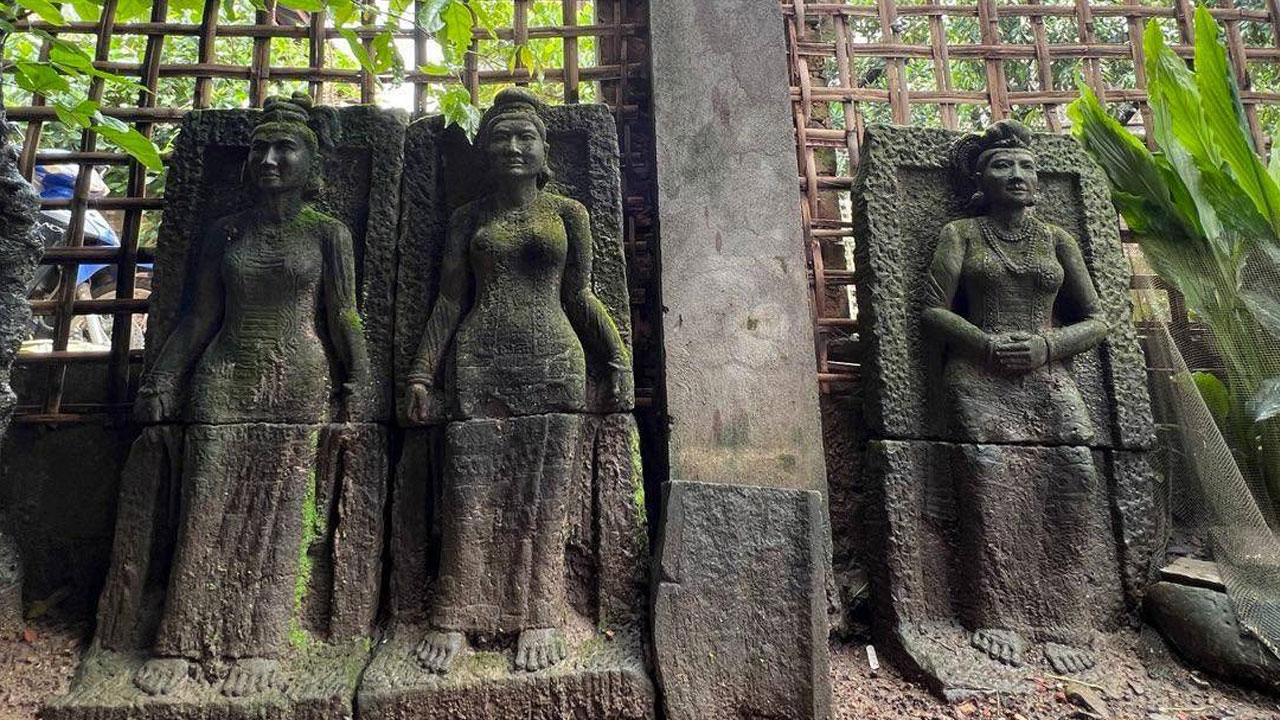 ရခိုင်ပြည်နယ်၊ မြောက်ဦးမြို့ ကြက်စျေးရပ်ကွက်မှ ပန်းပုဆရာဦးလှကြီး၏ ကျောက်ဆစ်ပန်းပုလက်ရာများကို ၂၀၂၃ ခုနှစ်၊ ဇူလိုင်လ ၂၈ ရက်နေ့က တွေ့ရစဉ်။ (Photo: RFA)