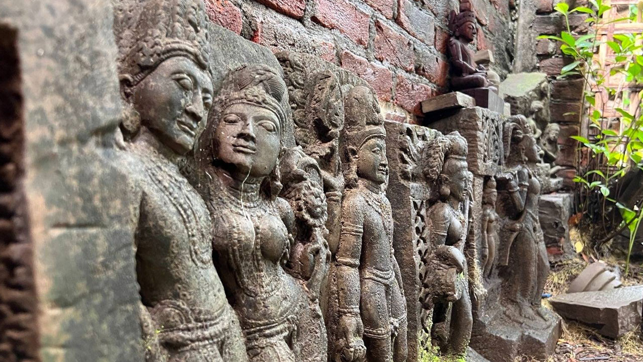 ရခိုင်ပြည်နယ်၊ မြောက်ဦးမြို့ ကြက်စျေးရပ်ကွက်မှ ပန်းပုဆရာဦးလှကြီး၏ ကျောက်ဆစ်ပန်းပုလက်ရာများကို ၂၀၂၃ ခုနှစ်၊ ဇူလိုင်လ ၂၈ ရက်နေ့က တွေ့ရစဉ်။ (Photo: RFA)