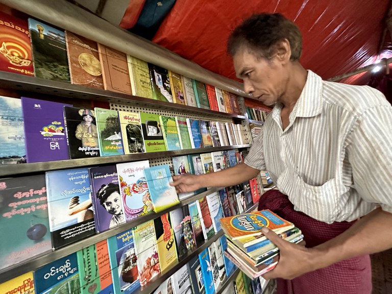 “မနောဖြူ” စာပေရေချမ်းစင်၏ ပဲ့ကိုင်ရှင် ဦးရင်ကြည်ကို ၂၀၂၃ ခုနှစ် စက်တင်ဘာလ ၁၄ ရက်နေ့က တွေ့ရစဉ်။ (Photo: RFA)