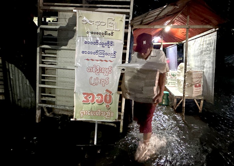 ရန်ကုန်မြို့ ကမာရွတ် ၃ ရပ်ကွက်၊ ဗဟိုလမ်း၊ ဆိုက်ကားဂိတ်မှတ်တိုင်အနား အောင်ချမ်းသာ ၂ လမ်းနှင့် မြဇေယျာလမ်းထောင့်မှာရှိသည့် “မနောဖြူ” စာပေရေချမ်းစင်ကို ၂၀၂၃ ခုနှစ် စက်တင်ဘာလ ၁၄ ရက်နေ့က တွေ့ရစဉ်။ (Photo: RFA)
