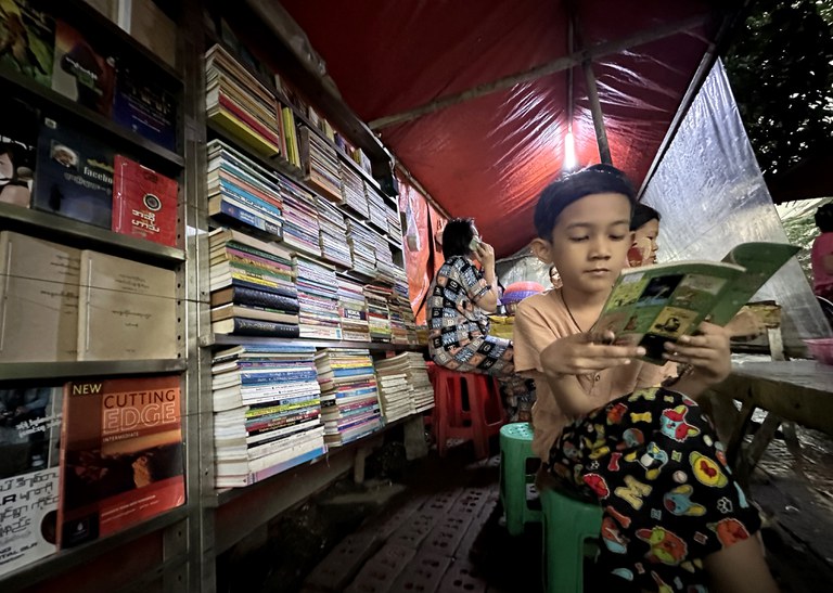 “မနောဖြူ” စာပေရေချမ်းစင်တွင် စာအုပ်လာရောက်ဖတ်ရှုနေကြသူ တချို့ကို ၂၀၂၃ ခုနှစ် စက်တင်ဘာလ ၁၄ ရက်နေ့က တွေ့ရစဉ်။ (Photo: RFA)