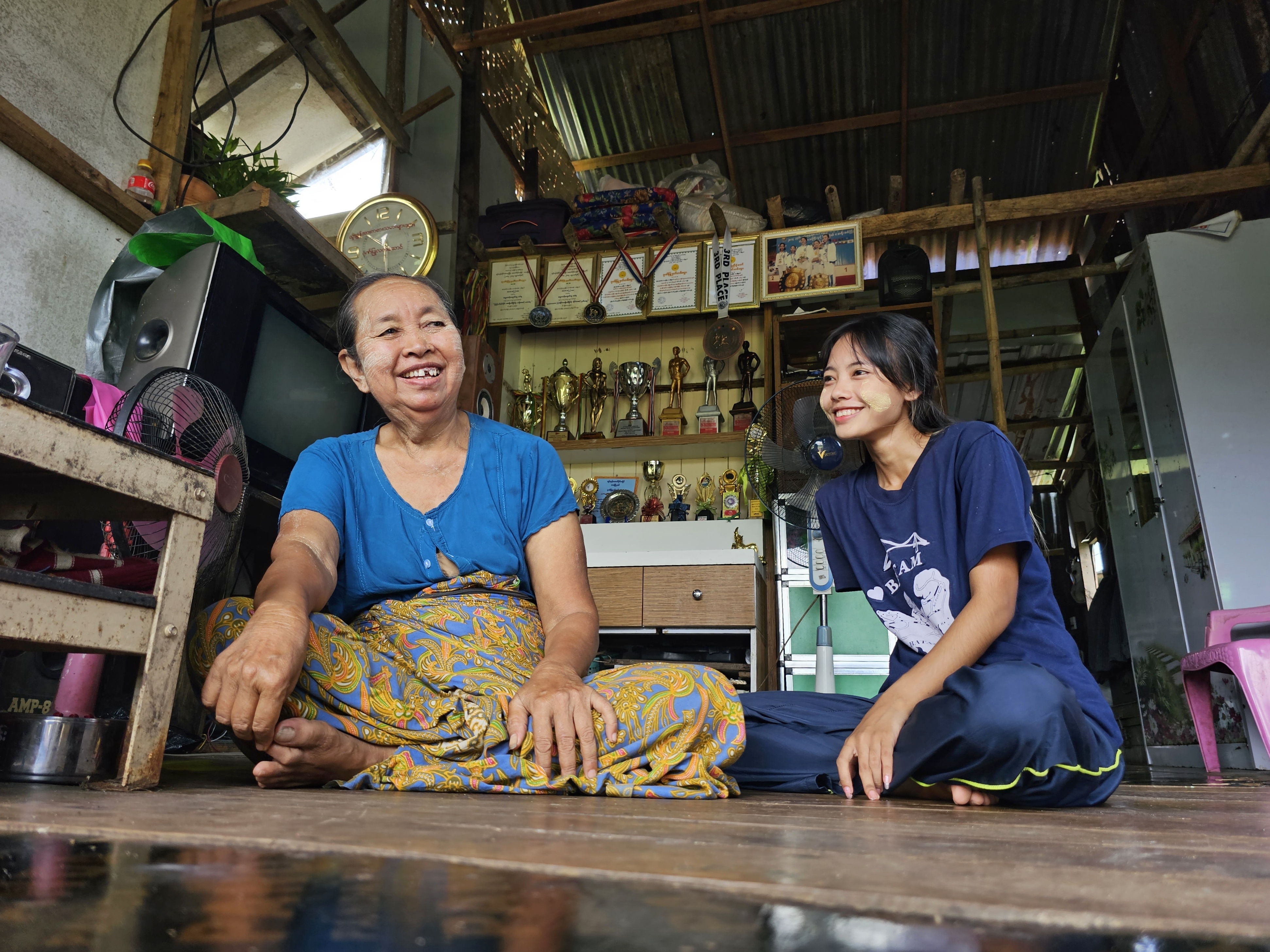 ကာယအားကစားမယ် မသဲစုနှင့် အဘွားဖြစ်သူတို့အား  ၂၀၂၃ ခုနှစ်၊ ဇွန်လ ၉ ရက်နေ့က တွေ့ရစဉ်။ (Photo: RFA)