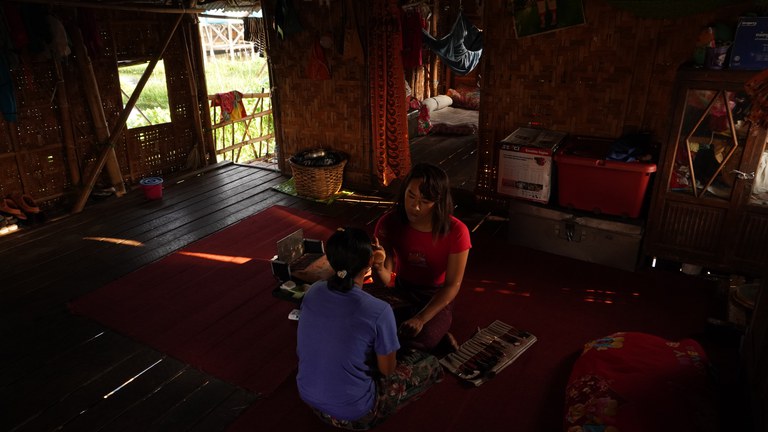 မိတ်ကပ်ပြင်ပေးနေသည်ကို တွေ့ရစဉ်။ Photo: RFA