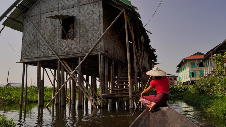 အင်းလေးကန်ထဲက ဖယောင်းတို့အိမ်။ Photo: RFA