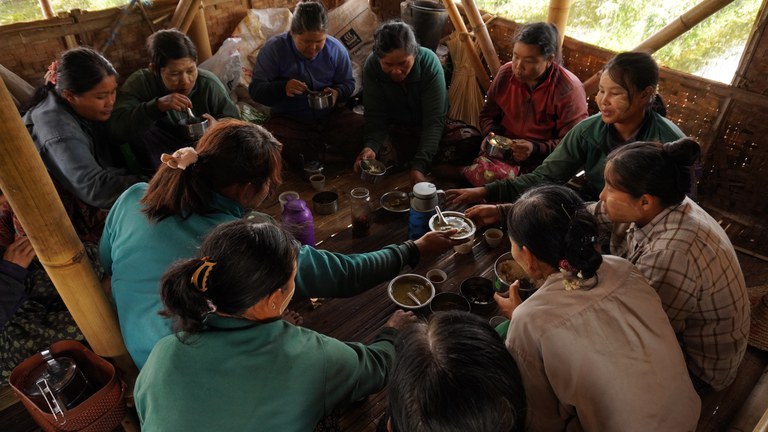 အင်းလေးကန် ရေပေါ်ကျွန်းမျော ခရမ်းချဉ်သီးစိုက်ခင်းတွေကြားမှာ အလုပ်လုပ်နေကြသူများ။ Photo: RFA