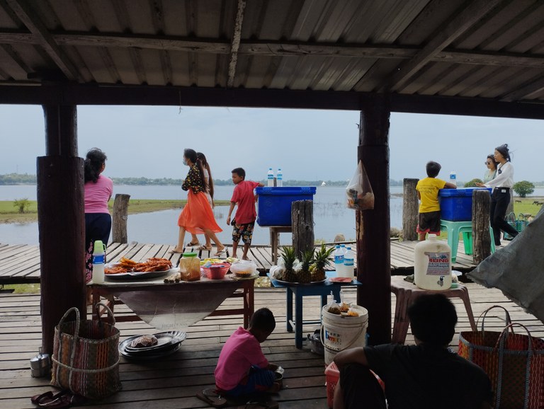 မန္တလးမြို့က ဦးပိန်တံတား‌ရှိ ‌‌ဈေးဆိုင်တချို့ကို ၂၀၂၃ ခုနှစ် ဇူလိုင် ၁၁ ရက်နေ့က တွေ့ရစဉ်။ (Photo: RFA)