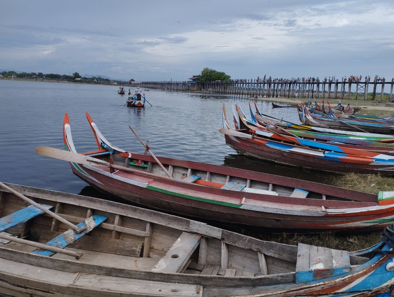 မန္တလးမြို့မှ တောင်သမန်အင်းနဲ့ ဦးပိန်တံတား‌ကို ၂၀၂၃ ခုနှစ် ဇူလိုင် ၁၁ ရက်နေ့က တွေ့ရစဉ်။ (Photo: RFA)