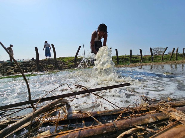 မုန်တိုင်းသင့် စစ်တွေက သောက်သုံးရေကန်တချို့မှာ ရေငံတွေ စုပ်ထုတ်နေရ မုန်တိုင်းသင့် စစ်တွေက သောက်သုံးရေကန်တချို့မှာ ရေငံတွေ စုပ်ထုတ်နေရ