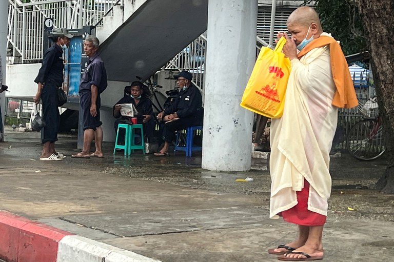 ဆူးလေစေတီတော်ကို ဖူးမျှော်နေသူသီလရှင်တစ်ပါး။