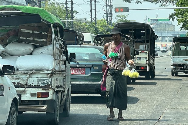 ပူပြင်းတဲ့ရာသီအတွင်း ရန်ကုန်မြို့က လှုပ်ရှားသွားလာနေကြရသူများ