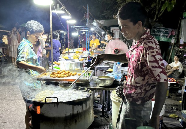 ရန်ကုန်မြို့မှာ ခပ်စိပ်စိပ်တွေ့လာရတဲ့ ညပွဲဈေးများ