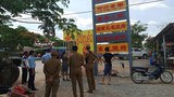 ເຈົ້າໜ້າທີ່ ເມືອງຕົ້ນເຜິ້ງ ຮື້ຖອນປ້າຍທີ່ຜິດລະບຽບ