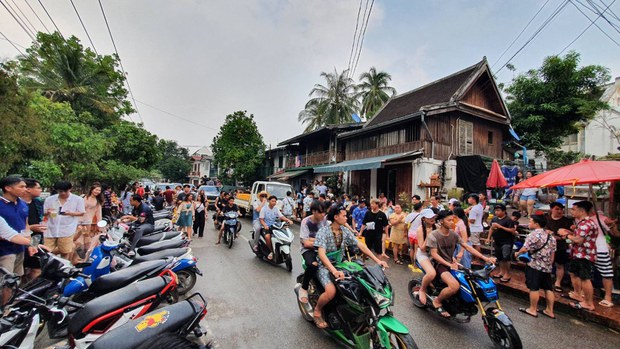 ສລອງ ປີໃໝ່ລາວປີນີ້ ຄຶກຄື້ນ ຕາມແບບ ຮີດຄອງ ປະເພນີ