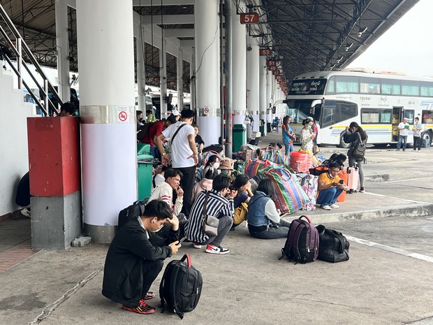 ຄົນງານລາວຢູ່ໄທ ພວມທະຍອຍກັບເມືອປະເທດ ເພື່ອສະຫຼອງບຸນປີໃໝ່ລາວ ຄົນງານລາວຢູ່ໄທ ພວມທະຍອຍກັບເມືອປະເທດ ເພື່ອສະຫຼອງບຸນປີໃໝ່ລາວ