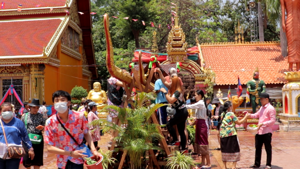 ຊາວລາວສລອງປີໃໝ່ ​ທ່າມກາງ ໂຄວິດ-19
