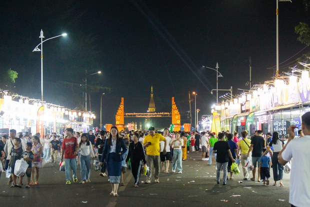 ຄ່າຈອດລົດ ໃນຊ່ວງບຸນພະທາດຫຼວງວຽງຈັນ ແພງກວ່າທີ່ທາງການກໍານົດ