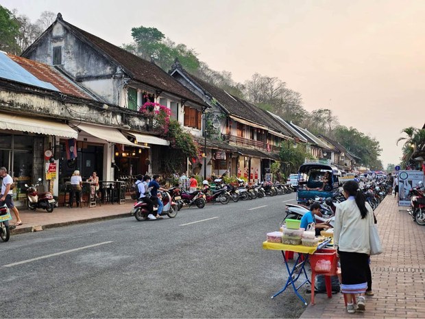 ຍັງພົບເຫັນ ແມ່ຄ້າບາງຄົນ ຊູຊີຂາຍເຄື່ອງຕັກບາດ ຢູ່ຫຼວງພຣະບາງ ຍັງພົບເຫັນ ແມ່ຄ້າບາງຄົນ ຊູຊີຂາຍເຄື່ອງຕັກບາດ ຢູ່ຫຼວງພຣະບາງ