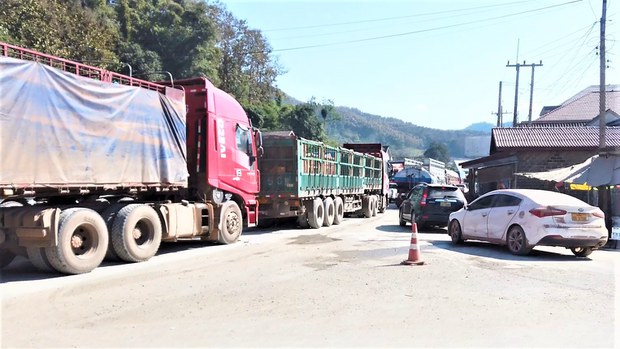ຄົນຂັບຣົຖຂົນສົ່ງຈີນ ໄດ້ສິດແຊງຄີວ ຄົນຂັບຣົຖ ຊາວລາວ