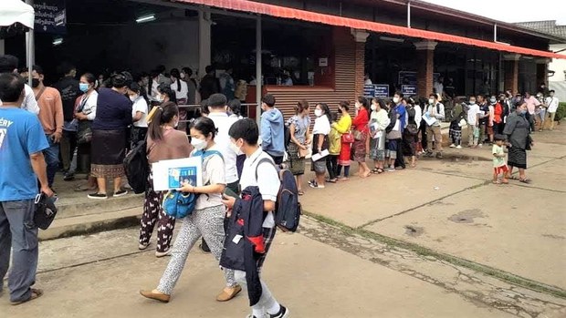 ຍັງມີປະກົດການ ນາຍໜ້າ ລັດຄິວ ເຮັດໜັງສື່ຜ່ານແດນ