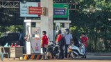 ຊາວລາວຈົ່ມ ລາຄານ້ຳມັນເຊື້ອເພີງ ແພງຂຶ້ນຫຼາຍ