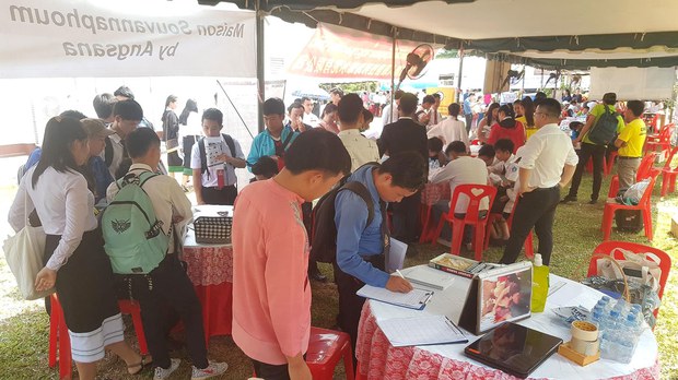 ຮຽນຈົບປະຣິນຍາຕຣີ ບໍ່ມີວຽກເຮັດ ແຖມຖືກຕ່າງດ້າວ ຍາດອາຊີບ: ມາຟັງ ນຳກັນ