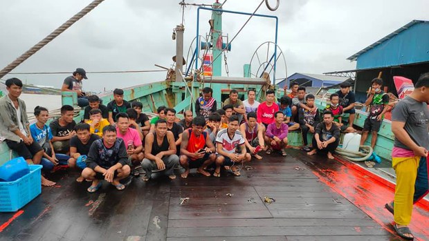 ຄົນງານລາວຢູ່ເຮືອຫາປາ ປະເທດ ມາເລເຊັຽ ຖ້າກັບບ້ານ ຄົນງານລາວຢູ່ເຮືອຫາປາ ປະເທດ ມາເລເຊັຽ ຖ້າກັບບ້ານ