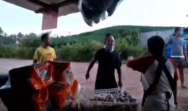 ຄົນຈີນນາບຂູ່ ຫ້າມຂາຍເຄື່ອງໜ້າສວນກ້ວຍຈີນ ຄົນຈີນນາບຂູ່ ຫ້າມຂາຍເຄື່ອງໜ້າສວນກ້ວຍຈີນ