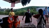 ຄົນຈີນນາບຂູ່ ຫ້າມຂາຍເຄື່ອງໜ້າສວນກ້ວຍຈີນ